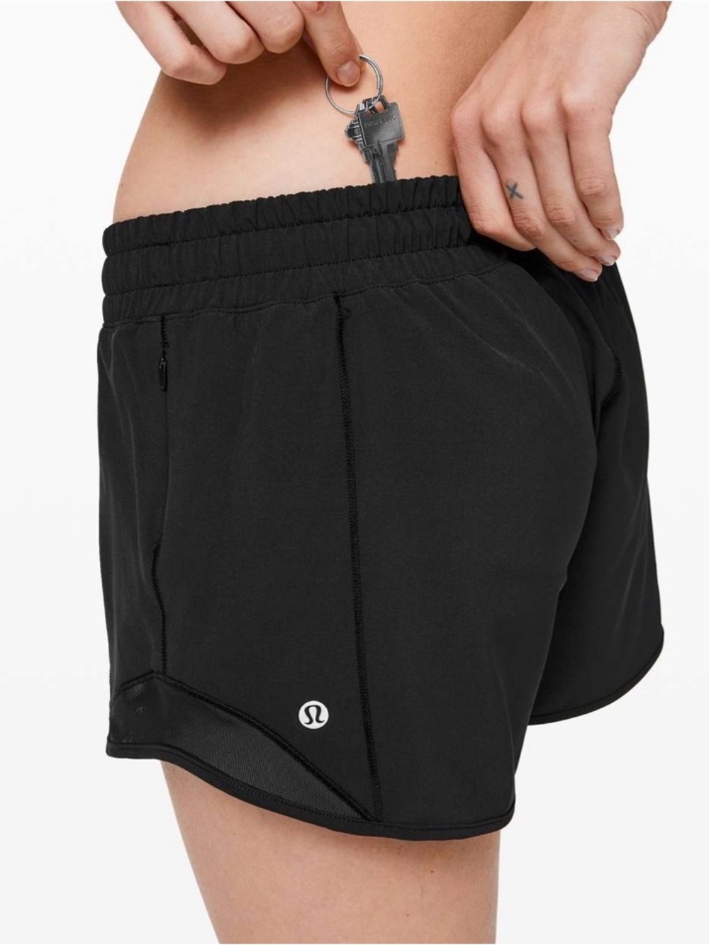 Lululemon Hotty Hot Short II Long 4"
Black 8